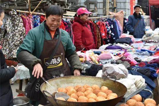 实拍：农村赶集（赶场）路边摊的这些美食，有没有让你想起家乡？