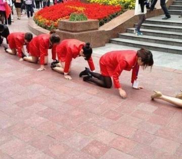 美女跪在地上显露身材的gif动图