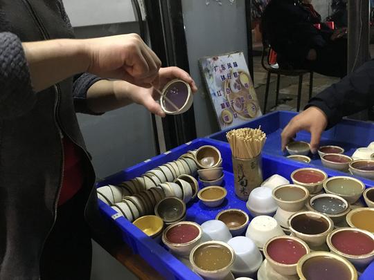 女子小巷摆摊卖钵仔糕：1元一份生意好，一天要用掉好几百个小碗
