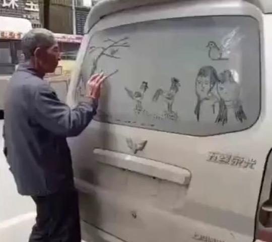 五菱车主一早起来看到一大爷疑似在划车，走近一看画面美轮美奂