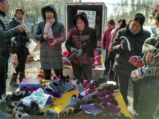 农村大集上夫妻俩摆摊卖鞋，15元一双，一个集市卖百十双