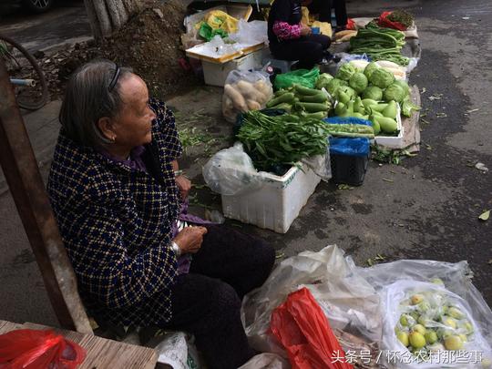 农村80岁老人摆地摊，挨着卖猪肉的小商贩，老人希望生意能好点