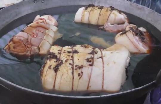 大妈景区卖这个，鸡腿五元一个，剩下的这两样东西让她日赚千元