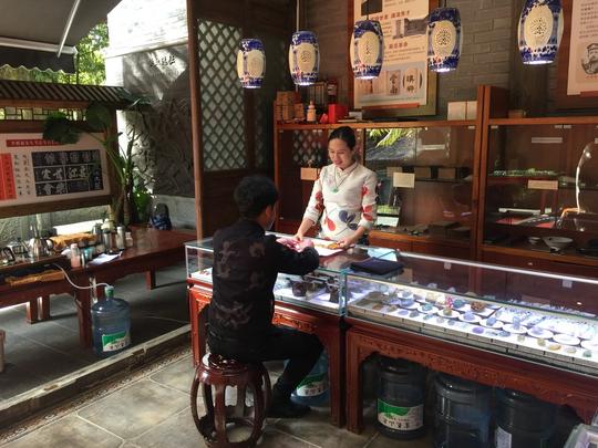 腾冲一翡翠店竟有很多珍贵抗战文物，原来祖上是云南第一人李根源