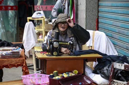 大爷寒风中摆摊卖手艺，裤子绞脚边5元/条，不贵！请你照顾生意