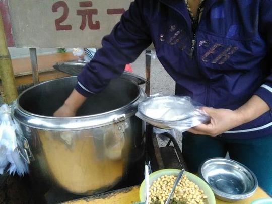农村大嫂卖的这碗美食，两块钱一碗，一早一晚卖三百碗