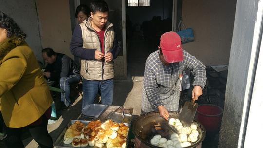 村头煎包涨一毛钱，七毛一个生意却依旧火爆，大嫂说的话让人欣慰