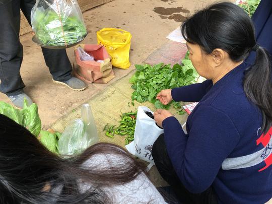大叔路边摆摊卖蔬菜，同样的价格，收入却比别人多出了好几倍