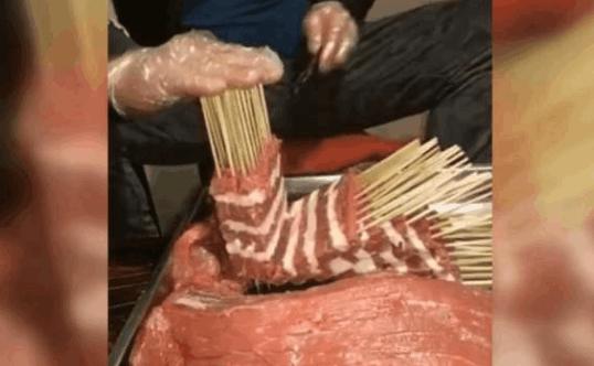 广东男子用“神器”穿肉串，这速度太快了，这么做生意要赔死