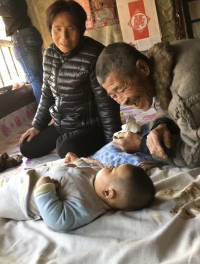 带儿子回农村公婆家，爷爷拿小猪仔给孙子当玩具，感受满满的情亲