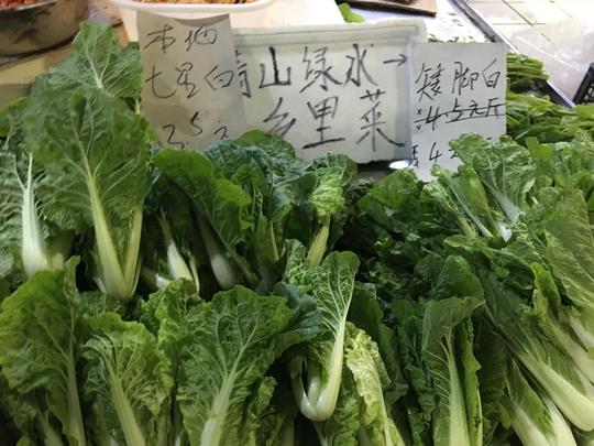 男子菜场摆摊卖“乡里菜”，一行小字吸引众人，1小时之内准卖光