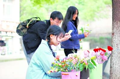 大学生武汉创业开无人花店，一天毛利润最高4500元