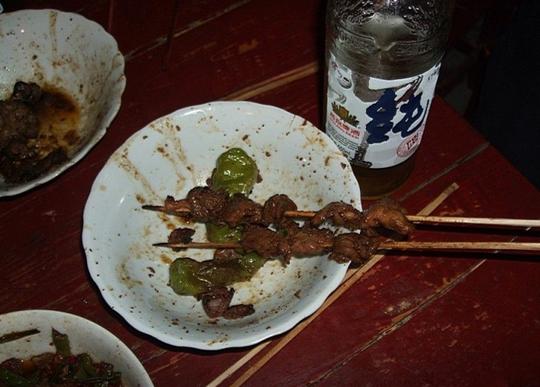 回农村小院自制烧烤，引来全村围观，酒至半瓶眼角泛红