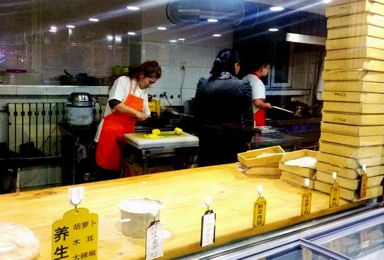 老班长当兵转业到地方二次创业，饭店名字也叫“老班长自煮饺子”