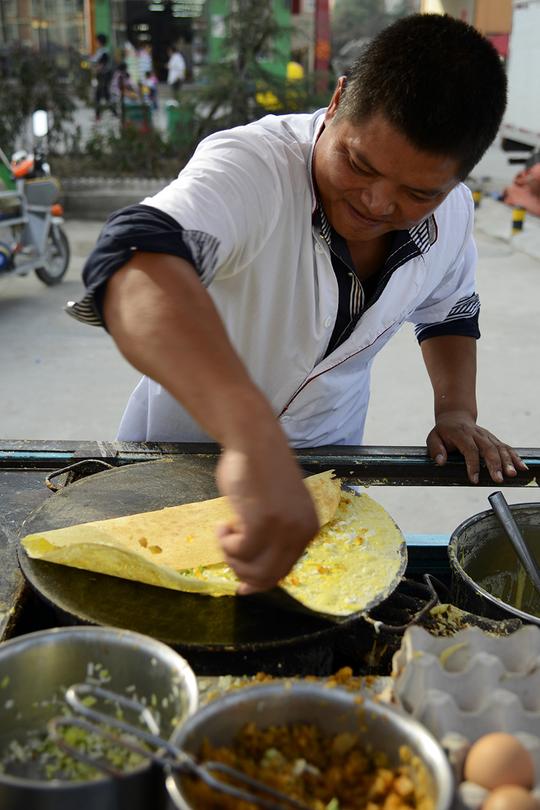 农民夫妇摆摊做煎饼美食，一天工作4小时能赚千元