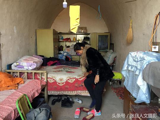 45岁女子下岗后选择摆摊卖菜还自己承包土地种菜赚钱轻松了