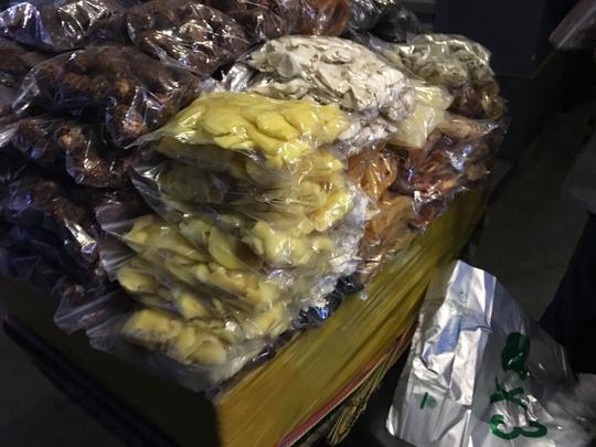 农村老人进城摆摊卖小吃，看着不怎么起眼，一个晚上能赚数百元