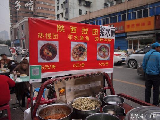 农村大嫂真能干，一人骑三轮卖早餐，5元量很实在两大桶一会卖完