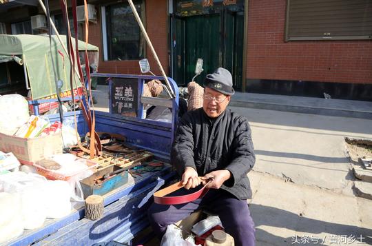 农村大爷集市上做手工皮带30年生意越做越差顾客却对其称赞有加