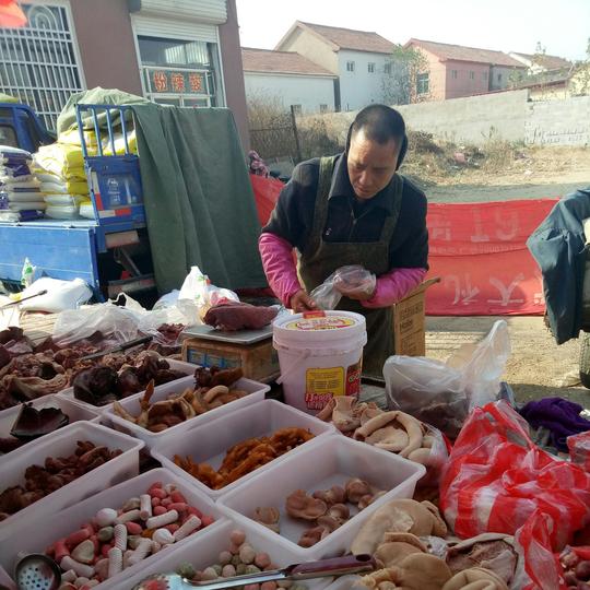 农村集市上卖猪头肉的大叔为什么要把这些分为水煮的和卤制的呢？