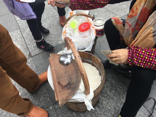 农村大妈街边摆摊卖寻常小吃，3元一碗生意好，一天能卖好几大桶