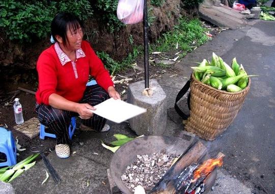 农村老夫妻路边摆摊烤玉米，3元一个卖火了，每天能入200