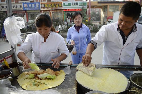 农民夫妇摆摊做煎饼美食，一天工作4小时能赚千元