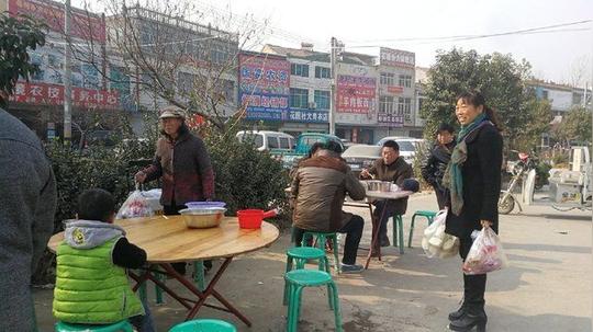 农村大哥集上卖早餐，10块一碗，生意火爆，日赚2000块！