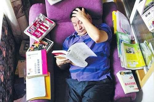 高考最牛钉子户，21次参加高考和儿子同考场，哪天走不动就不考了