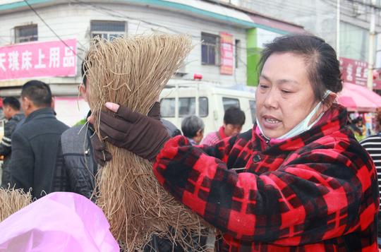 农村妇女大集上做生意，冷风中一站就是一天，挣得都是辛苦钱