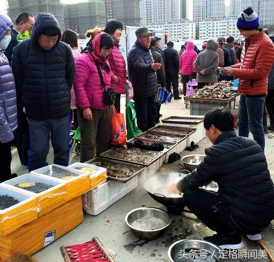 90后兄弟俩摆摊做“精品”小生意15元一个起早摸黑月入2万多