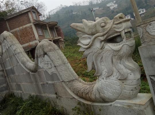 农村最奢华的坟墓，青龙白虎朱雀玄武二龙戏珠龙凤呈祥，样样俱全