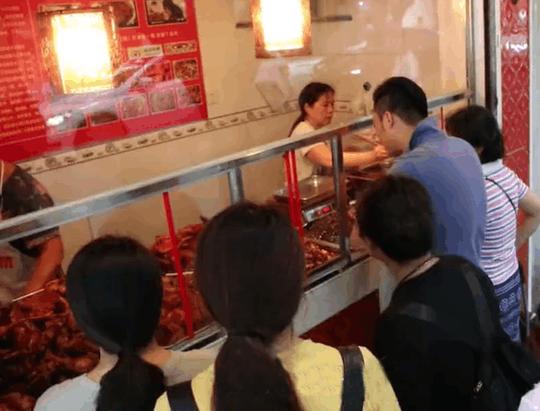 百年卤肉店老板早上四点半起床，一天卖了几百斤，顾客打车来排队
