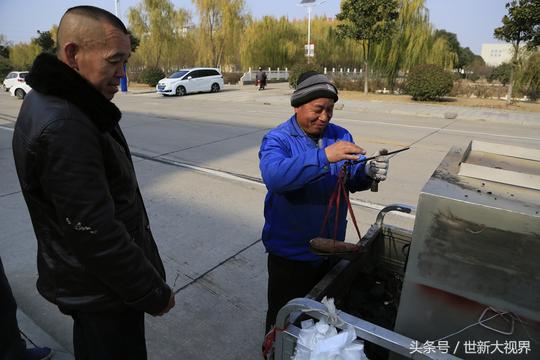 郑大哥地瓜是家里的土特产，不值钱的东西，一加工就赚钱了