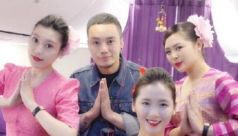 美丽时尚的空姐融入少数民族的节日，那简直就如仙女下凡。