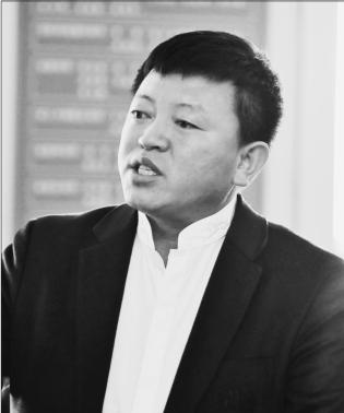 坚持农业农村优先发展支持鼓励农民创业创新
