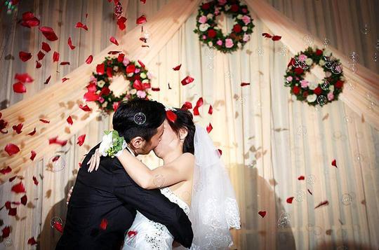 二胎儿子全家很开心，婆婆包五万红包，可妈妈却气把儿子摔到地上
