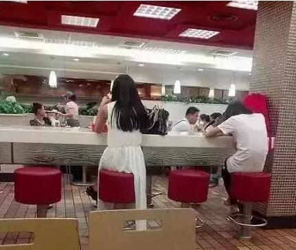 自从店里换了这个服务员，店里的生意日益火爆