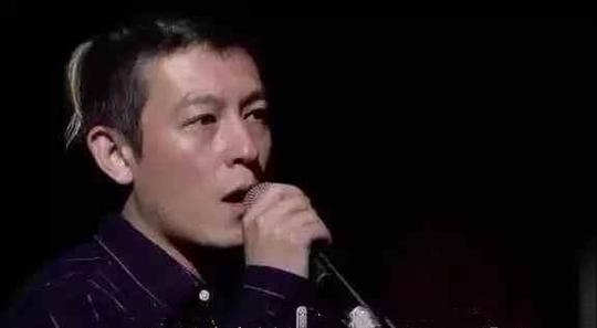 陈冠希身穿灰色运动装大玩叠穿styel，“潮牌教父”当之无愧