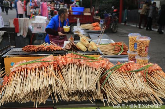 景区烤肉串摊生意惨淡，烤肉10元12串无人问津，不知老板着急不？