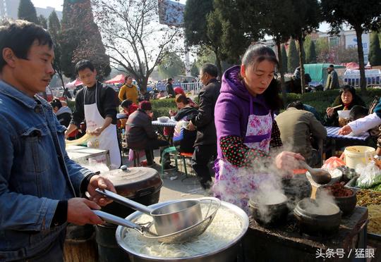 冬天街头摆地摊赚辛苦钱，三个老人盼一个顾客，半天没人买