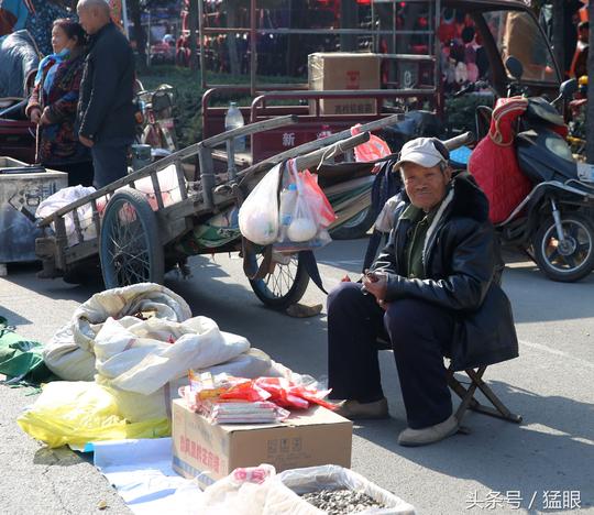 冬天街头摆地摊赚辛苦钱，三个老人盼一个顾客，半天没人买