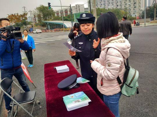 锦江公安成都街头教市民识破各类骗术