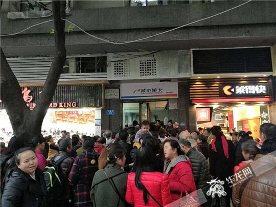 老人误信换领公交卡谣言出门遭遇街头“骗局”