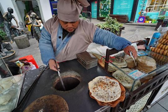 史上最悲催美食家武大郎现在杭州做生意，天天把“老婆”带在身边