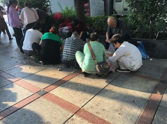 农村小伙到城里卖农产品，生意不断笑开花，可愁坏了环卫工人
