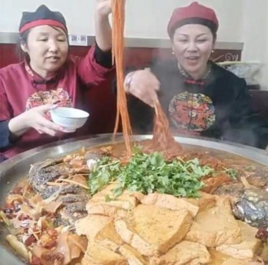老板娘每天午餐只给员工吃一个菜，外人说她抠，员工却夸她好