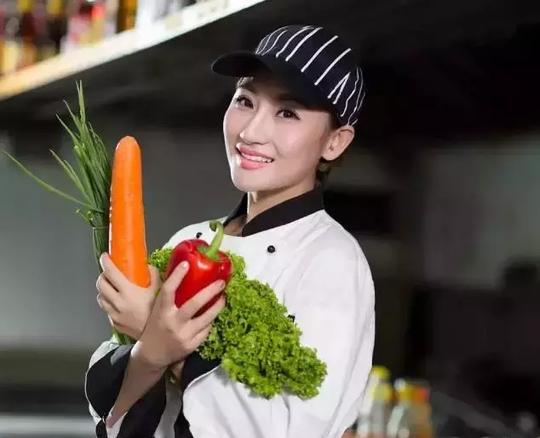 天一角老总女儿，怀孕8月在饭店洗盘子！她的连锁店你一定听过