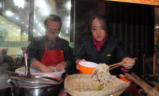 夫妻两小摊位创业月入5万，店里前来吃酸辣粉的人络绎不绝！