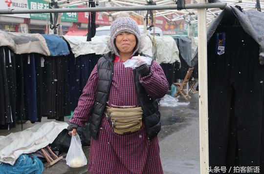 冬季农村大集15图，下雪对农民的生活有影响，有人欢喜有人愁